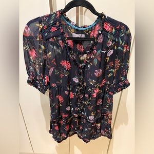 Tunic blouse with short elastic sleeves and pretty flowers and buttons.